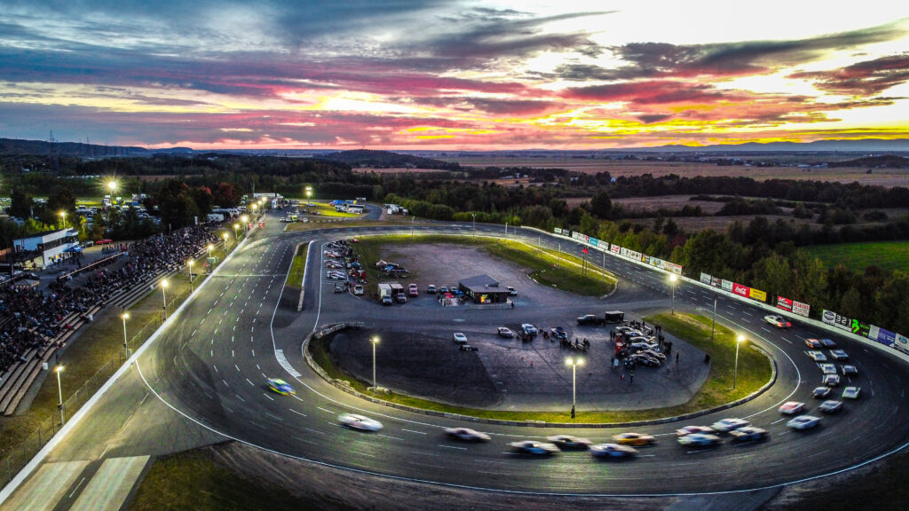 Vue aérienne par drone d’un événement automobile à l’Autodrome Montmagny réalisée par Leïka Marketing