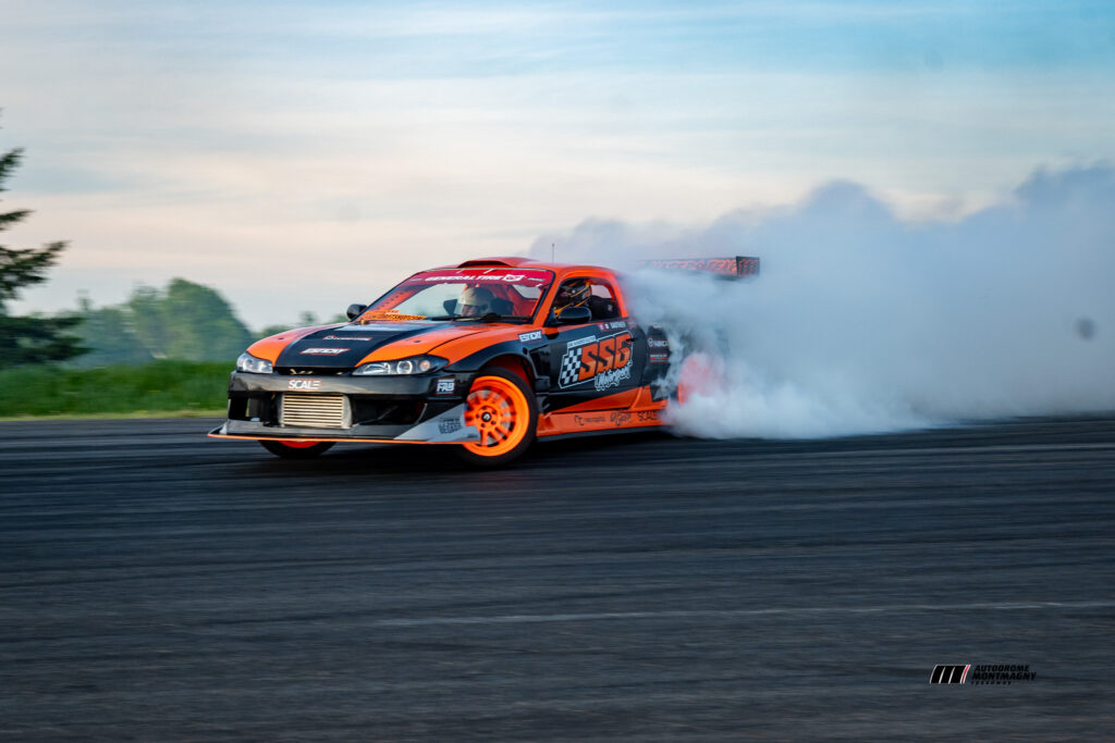 Photo d’une voiture sportive en drift à l’Autodrome Montmagny, prise par Leïka Marketing