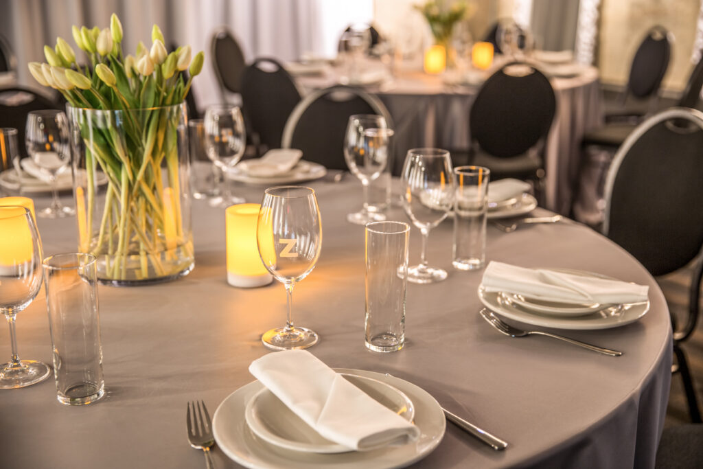 Photographie professionnelle d’une salle de banquet élégante décorée, par Leïka Marketing