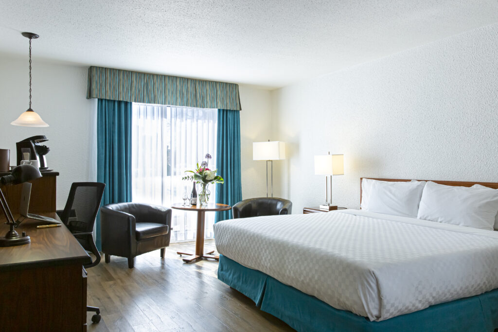 Photo intérieure d’une chambre confortable à l’Hôtel L’Oiselière par Leïka Marketing