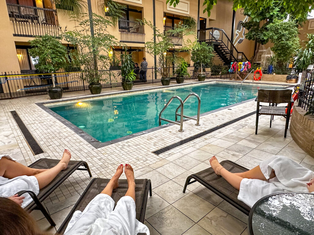 Photo marketing touristique de la piscine intérieure à l’Hôtel L’Oiselière, réalisée par Leïka Marketing