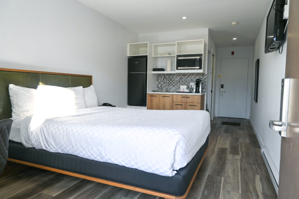 Photographie d’une chambre urbaine moderne à l’Hôtel Zéro1, réalisée par Leïka Marketing
