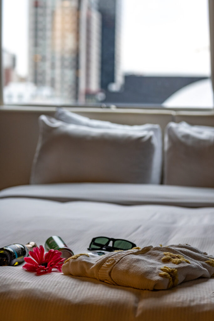 Photographie lifestyle d’une chambre avec vue urbaine à l’Hôtel Zéro1 par Leïka Marketing