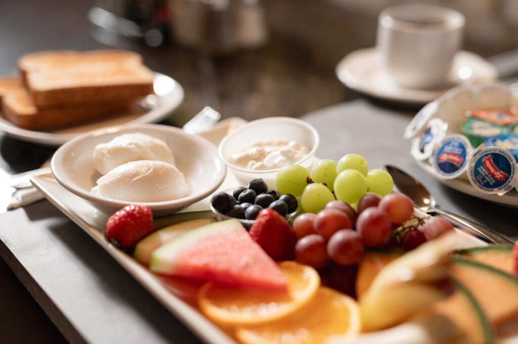 Photo de déjeuner santé avec fruits frais à l’Hôtel L’Oiselière, réalisée par Leïka Marketing